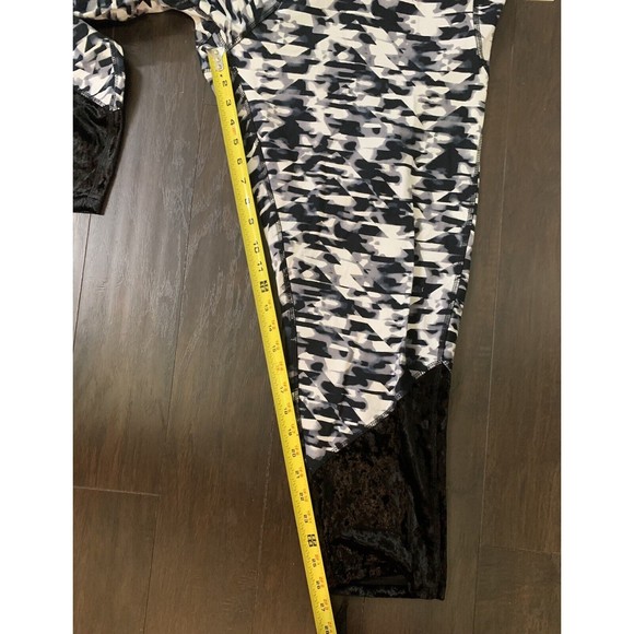 NEW WARRIOR DANICA PATRICK 3X Black White Workout Yoga Leggings NWT - Picture 3 of 9